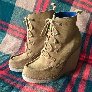 Gap Crepe Moccasin Wedge Booties Maple (EUC)